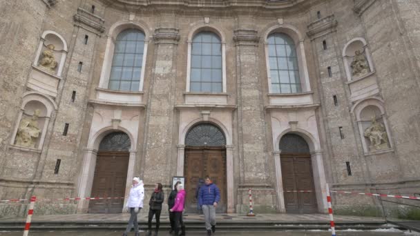 Gente Saliendo Una Iglesia — Vídeo de stock