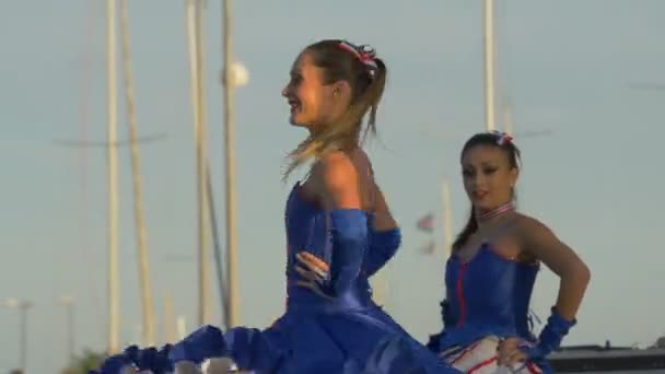 Γυναίκες Που Χορεύουν Κονσέρβα — Αρχείο Βίντεο