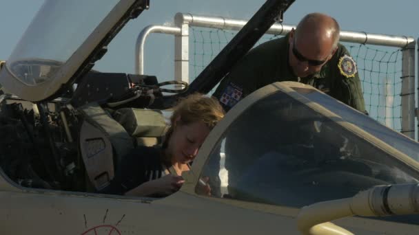 参观喷气式飞机驾驶舱的妇女 — 图库视频影像