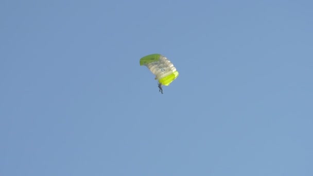 Gökyüzünde Uçan Paraşütçü — Stok video
