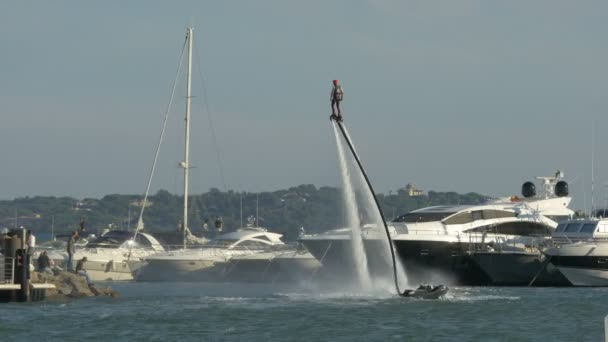 Flyboarding Uomo Nel Porto Sainte Maxime — Video Stock