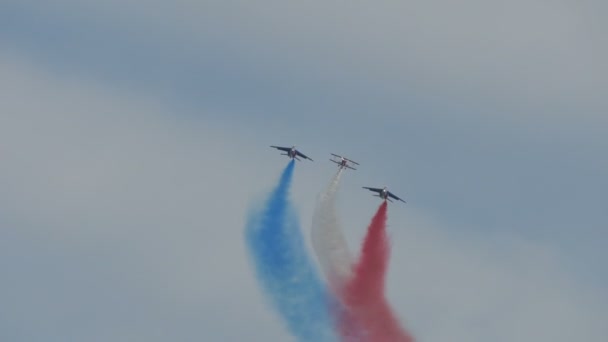 在航空展上表演的法国空中巡逻 — 图库视频影像
