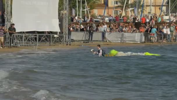 Fallschirmspringer Steigt Aus Dem Wasser — Stockvideo