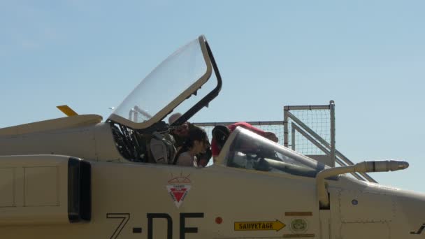 Mujer Cabina Jet Militar — Vídeos de Stock