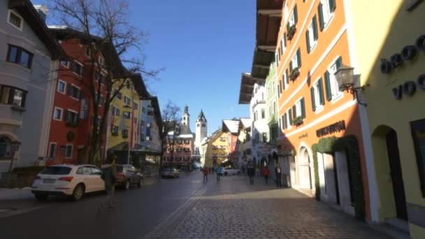 Turyści Vorderstadt Kitzbhel — Wideo stockowe