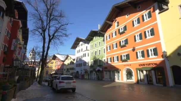 Ludzie Spacerujący Vorderstadt Kitzbhel — Wideo stockowe