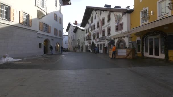 Ludzie Spacerujący Hinterstadt Kitzbhel — Wideo stockowe