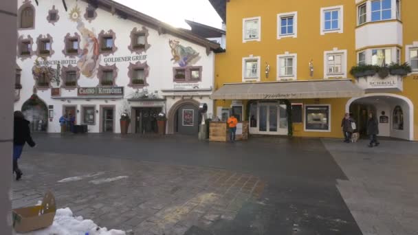 Ludzie Spacerujący Ulicą Hinterstadt Kitzbhel — Wideo stockowe