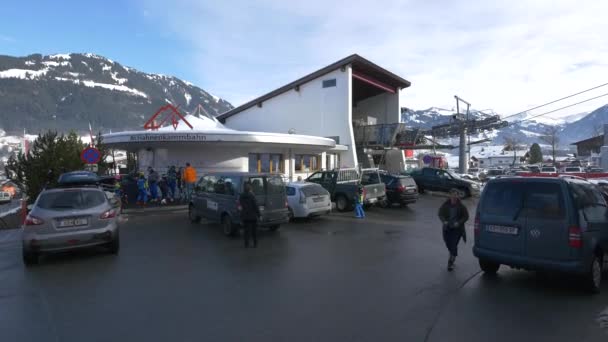 Zaparkowane Samochody Ośrodku Narciarskim Kitzbhel Austria — Wideo stockowe
