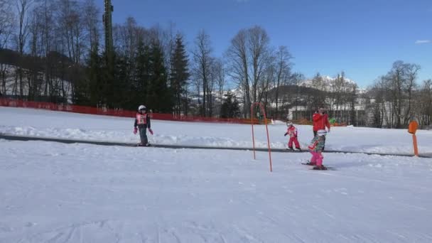 Kleines Mädchen Beim Skifahren Kitzbühel Österreich — Stockvideo