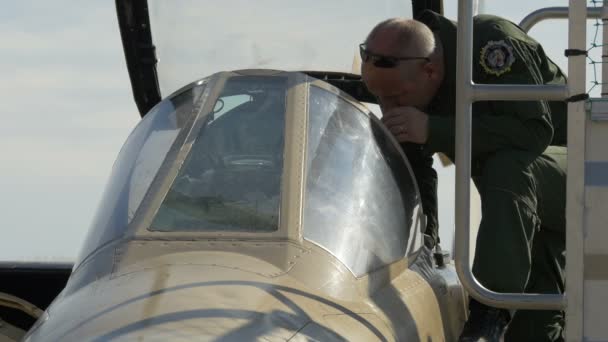 Pilot Jet Kokpitinin Yanında — Stok video