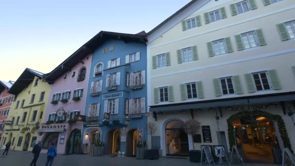 Ludzie Przechodzący Przez Kolorowe Sklepy Kitzbhel Austria — Wideo stockowe