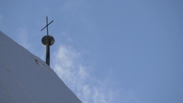 水蒸气从一个有十字架的教堂屋顶冒了出来 — 图库视频影像