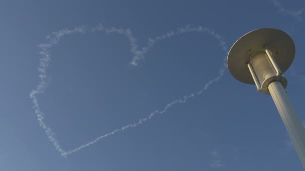 Heart Shape Smoke Trail Lamp Post — Stock Video