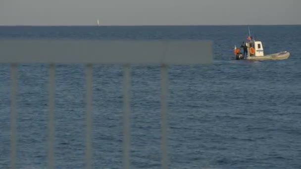 Oppblåsbar Båt Som Flyter Sjøen – stockvideo