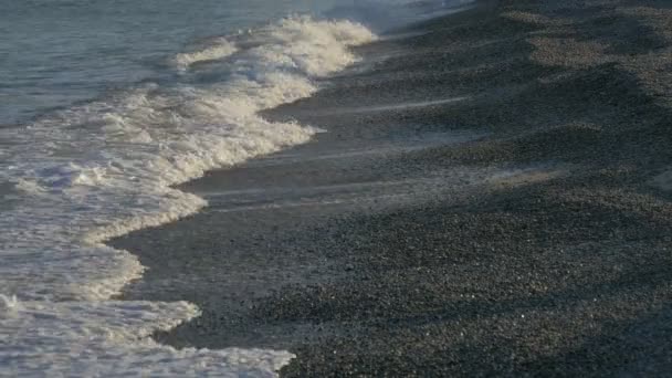 海浪在卵石沙滩上冲撞 — 图库视频影像