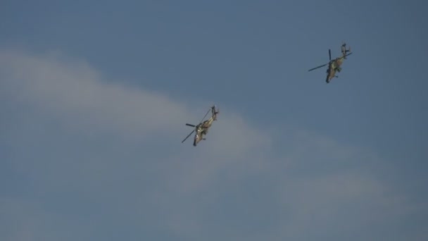进行空中特技飞行的直升机 — 图库视频影像