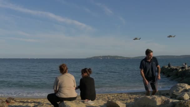 Helicópteros Volando Sobre Mar — Vídeos de Stock