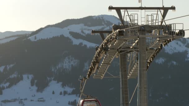 奥地利Kitzbhel滑雪胜地的红色缆车 — 图库视频影像