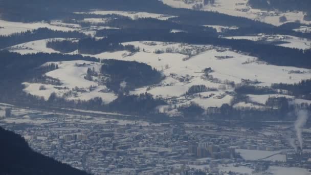 Tilt Utsikt Över Kitzbhel Och Berg — Stockvideo