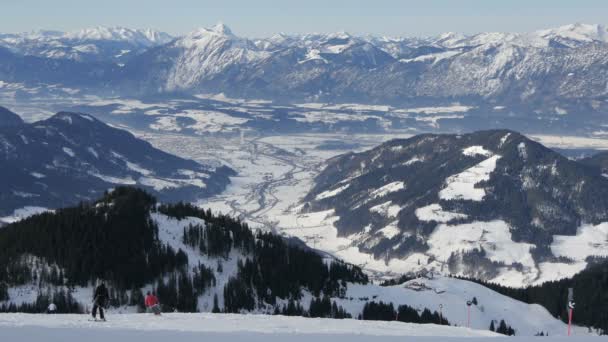 Persone Che Sciano Una Pista Presso Stazione Sciistica Kitzbhel Austria — Video Stock