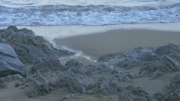 Хвилі Миють Скелястий Пляж — стокове відео