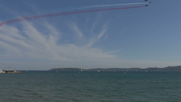 Γαλλική Σημαία Ίχνη Καπνού Πάνω Από Θάλασσα — Αρχείο Βίντεο