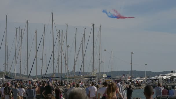 Pessoas Observando Acrobacias Aéreas Sobre Porto — Vídeo de Stock