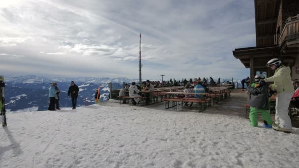 Avusturya Daki Kitzbhel Kayak Merkezindeki Bir Restoranda Insanlar — Stok video