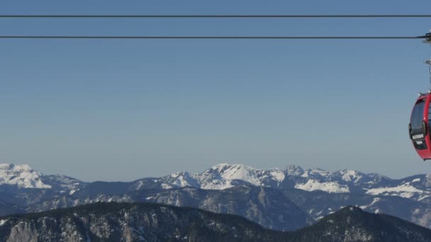 Teleféricos Cerca Montañas — Vídeo de stock