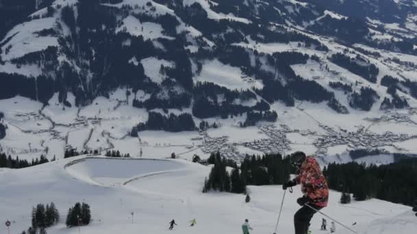 Persone Che Sciano Alla Stazione Sciistica Kitzbhel — Video Stock