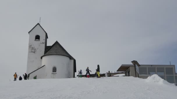Narciarze Pobliżu Kaplicy Ośrodku Narciarskim Kitzbuhel — Wideo stockowe