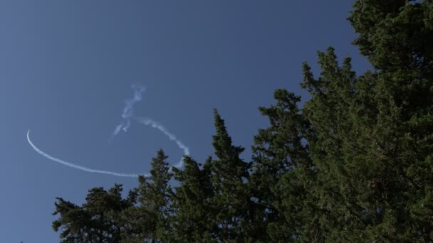 Plane Stunts Smoke Trails — Stock Video
