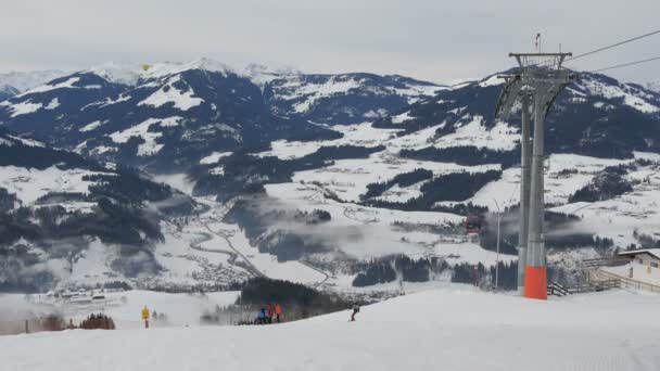 Folk Åker Skidor Kitzbuhel Skidort — Stockvideo