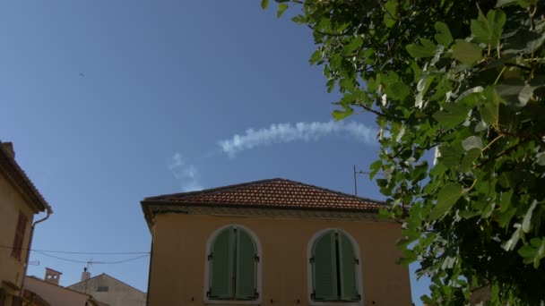 Plane Smoke Trails Rooftops — Stock Video