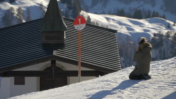 Mujer Sentada Rodillas Una Estación Esquí — Vídeos de Stock