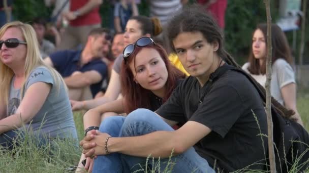 Ludzie Siedzący Trawie Festiwalu — Wideo stockowe