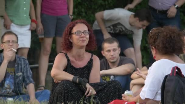 Mulher Cabelo Vermelho Sentado Grama — Vídeo de Stock