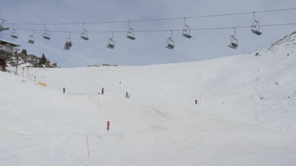 Cadeiras Que Correm Acima Uma Pista Esqui — Vídeo de Stock