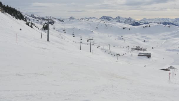 Chaises Roulantes Dans Une Station Ski — Video