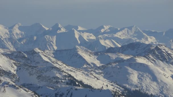 Montañas Cubiertas Nieve — Vídeos de Stock