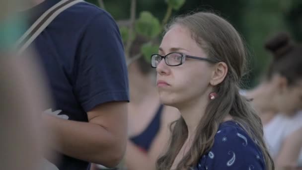 Vista Cerca Una Mujer Comiendo — Vídeos de Stock