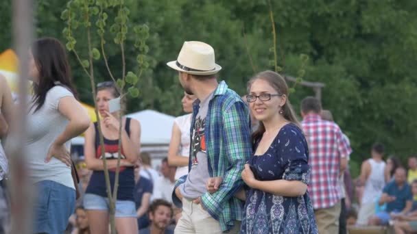 Pareja Otras Personas Parque — Vídeo de stock