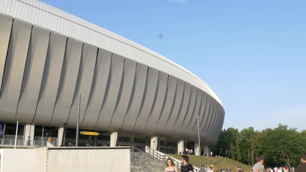 Stadion Cluj Arena Chodzącymi Ludźmi Świetle Słonecznym — Wideo stockowe