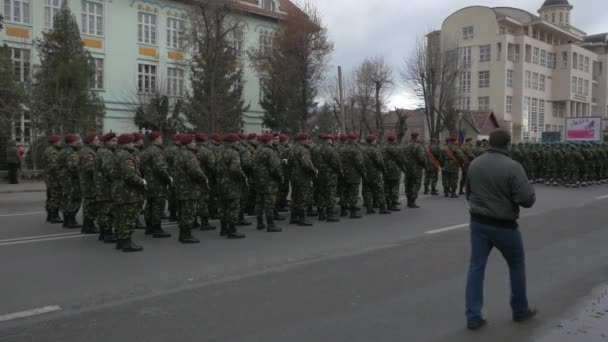 Desfile Del Día Nacional Los Soldados Alba Iulia — Vídeo de stock