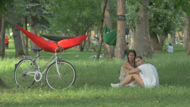 Duas Meninas Sentadas Lado Uma Bicicleta — Vídeo de Stock