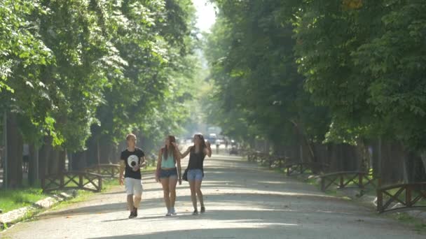 Kolme Ystävää Kävelee Puistossa — kuvapankkivideo