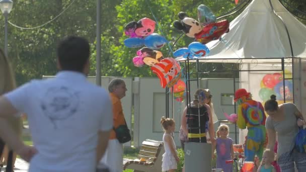 Kids Watching Clown Park — Vídeo de stock