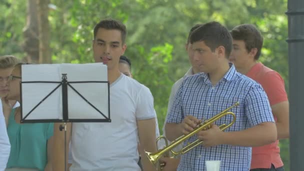 Jóvenes Sosteniendo Las Trompetas — Vídeos de Stock