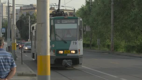 Bilar Som Kör Förbi Floden — Stockvideo